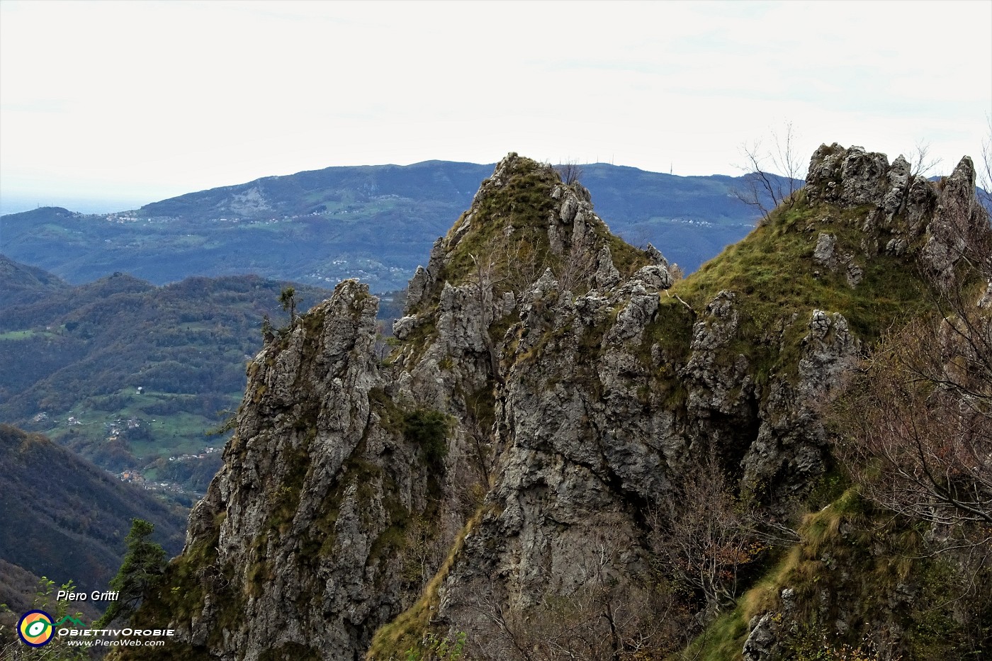 40 Versante roccioso con vista sulle Valli Brembilla e Imagna.JPG